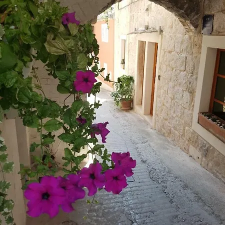 Апартаменти Old Town Hesed *